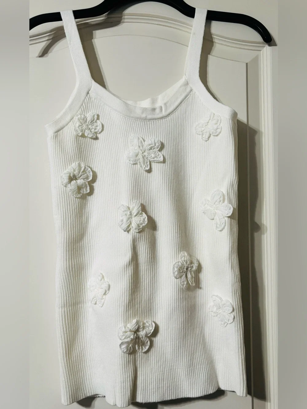 🌴🌴🌴easel White Ribbed Knit Tank with 3D Floral Appliqués - Picture 2 of 5